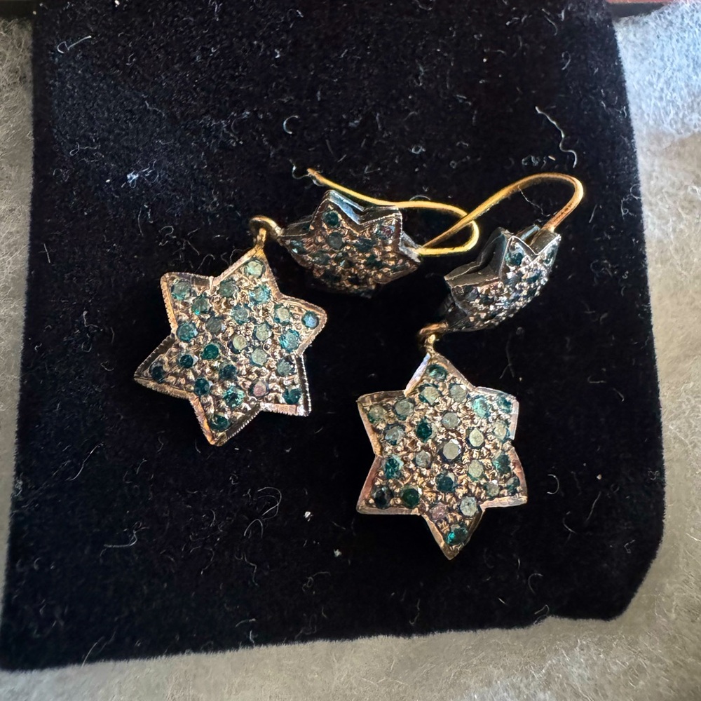 Elegant Star-Shaped Earrings in Gold with Blue diamonds